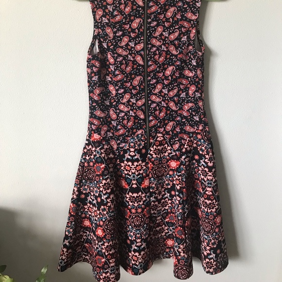 Pattern Dress - Picture 3 of 4
